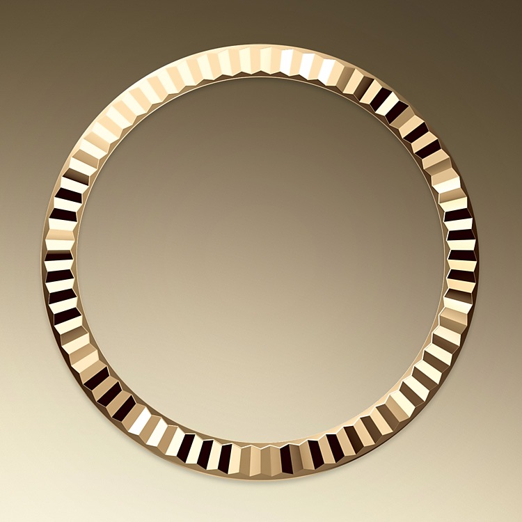 Lady-Datejust M279173-0012 - La lunetta zigrinata è un tratto distintivo degli orologi Rolex. La lunetta zigrinata dell’Oyster aveva in origine una funzione: serviva ad avvitarla alla cassa, contribuendo così a garantire l’impermeabilità dell’orologio. La zigrinatura era, di conseguenza, l’esatta riproduzione di quella del fondello che, per le stesse ragioni, veniva avvitato alla cassa con degli appositi strumenti Rolex. Col tempo la zigrinatura si è trasformata in un elemento estetico, un segno distintivo di Rolex che per questo Lady-Datejust è disponibile in oro. | L'Angolo delle Ore