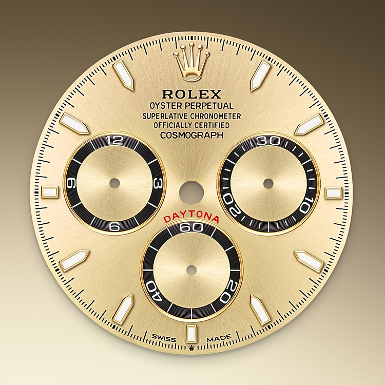 Cosmograph Daytona M126503-0004 - Questo modello presenta un quadrante dorato con contatori a cerchi concentrici, indici delle ore in <i>applique</i> e lancette entrambi in oro con visualizzazione Chromalight, una sostanza luminescente ad alta leggibilità. La lancetta centrale dei secondi permette una lettura accurata di 1/8 di secondo, mentre i due contatori presenti sul quadrante misurano il trascorrere delle ore e dei minuti. Ciò consente al pilota di pianificare accuratamente i tempi del percorso e la tattica di guida. | L'Angolo delle Ore