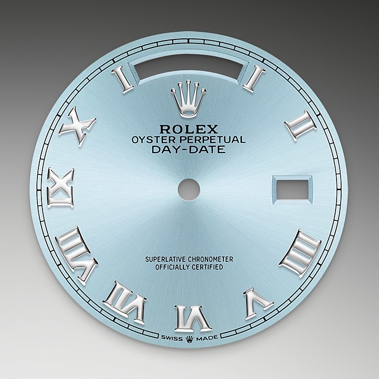 Day-Date  M128236-0008 -  Il quadrante blu ghiaccio è la caratteristica discreta ed esclusiva che contraddistingue gli orologi Rolex in platino. Rolex utilizza il platino, il più nobile dei metalli, per i segnatempo più raffinati. Questo quadrante esclusivo è disponibile unicamente per il Day‑Date e il Cosmograph Daytona. | L'Angolo delle Ore