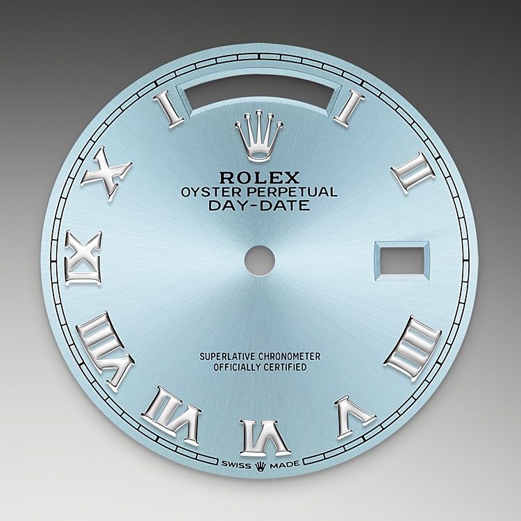 Day-Date M128236-0008 - Il quadrante blu ghiaccio è la caratteristica discreta ed esclusiva che contraddistingue gli orologi Rolex in platino. Rolex utilizza il platino, il più nobile dei metalli, per i segnatempo più raffinati. Questo quadrante esclusivo è disponibile unicamente per il Day‑Date e il Cosmograph Daytona. | L'Angolo delle Ore