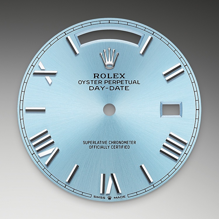  Day-Date  M228236-0012 -  Il quadrante blu ghiaccio è la caratteristica discreta ed esclusiva che contraddistingue gli orologi Rolex in platino. Rolex utilizza il platino, il più nobile dei metalli, per i segnatempo più raffinati. Questo quadrante esclusivo è disponibile unicamente per il Day‑Date e il Cosmograph Daytona. | L'Angolo delle Ore
