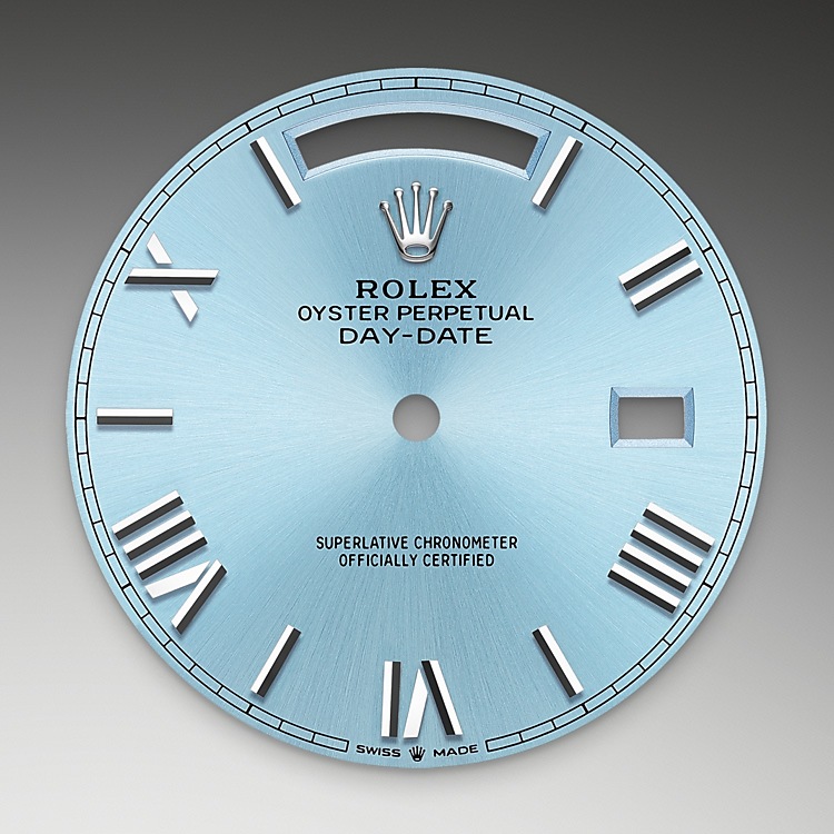 Day-Date M228236-0012 - Il quadrante blu ghiaccio è la caratteristica discreta ed esclusiva che contraddistingue gli orologi Rolex in platino. Rolex utilizza il platino, il più nobile dei metalli, per i segnatempo più raffinati. Questo quadrante esclusivo è disponibile unicamente per il Day‑Date e il Cosmograph Daytona. | L'Angolo delle Ore