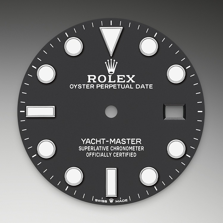 Yacht-Master M226627-0001 - Come tutti gli orologi Professionali di Rolex, il modello Yacht-Master 42 garantisce un’ottima leggibilità in ogni circostanza, specialmente al buio, grazie alla visualizzazione Chromalight. Le ampie lancette e gli indici di grandi dimensioni dalle forme semplici – triangoli, tondi e rettangoli – sono rivestiti di una sostanza luminescente a emissioni di lunga durata. | L'Angolo delle Ore
