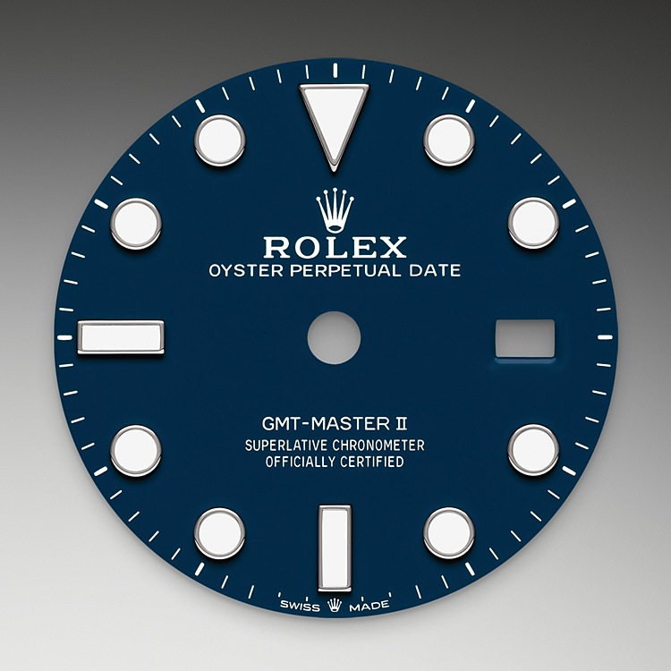  GMT-Master II  M126719BLRO-0003 -  Come tutti gli orologi Professionali di Rolex, il GMT‑Master II garantisce un’ottima leggibilità in ogni circostanza, specialmente al buio, grazie alla visualizzazione Chromalight. Le ampie lancette e gli indici di grandi dimensioni dalle forme semplici – triangoli, tondi e rettangoli – sono rivestiti di una sostanza luminescente a emissioni di lunga durata.  | L'Angolo delle Ore
