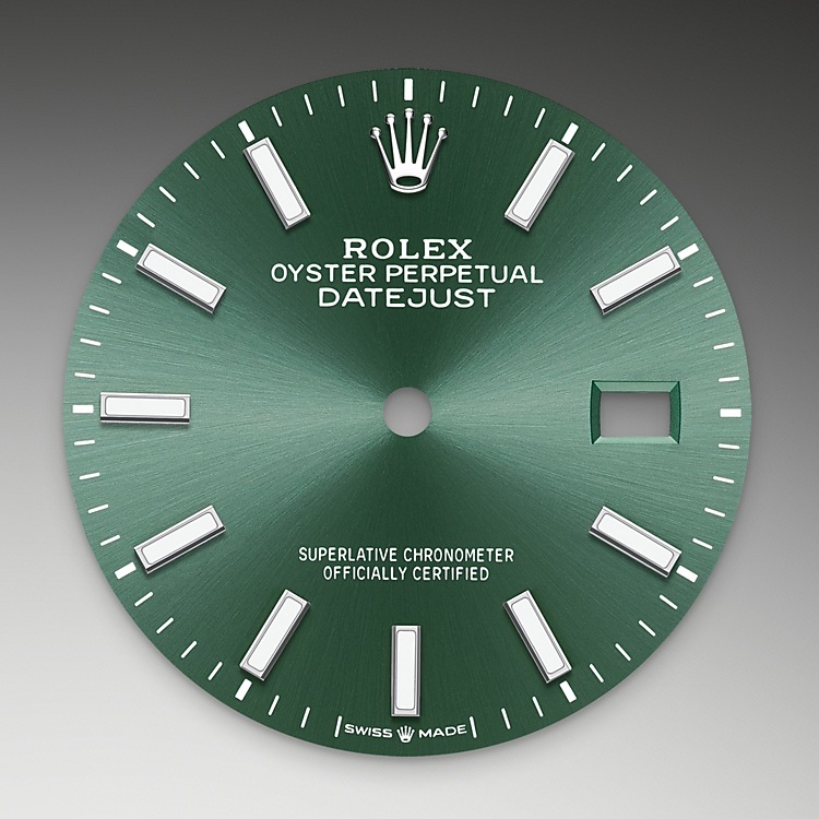 Datejust M126234-0051 - La finitura <i>soleil</i> crea delicati riflessi di luce su molti quadranti della collezione Oyster Perpetual. Per ottenerla, si fa ricorso a sapienti tecniche di spazzolatura che producono lievi scanalature che si diramano dal centro del quadrante verso l’esterno. La luce si propaga uniformemente lungo ogni incisione, dando vita a un leggero, caratteristico bagliore che si sposta a seconda della posizione del polso. Una volta che la finitura <i>soleil</i> è stata completata, il colore del quadrante viene applicato usando la deposizione fisica da vapore o la galvanoplastica. Un sottile strato di vernice conferisce al quadrante il suo aspetto finale. | L'Angolo delle Ore