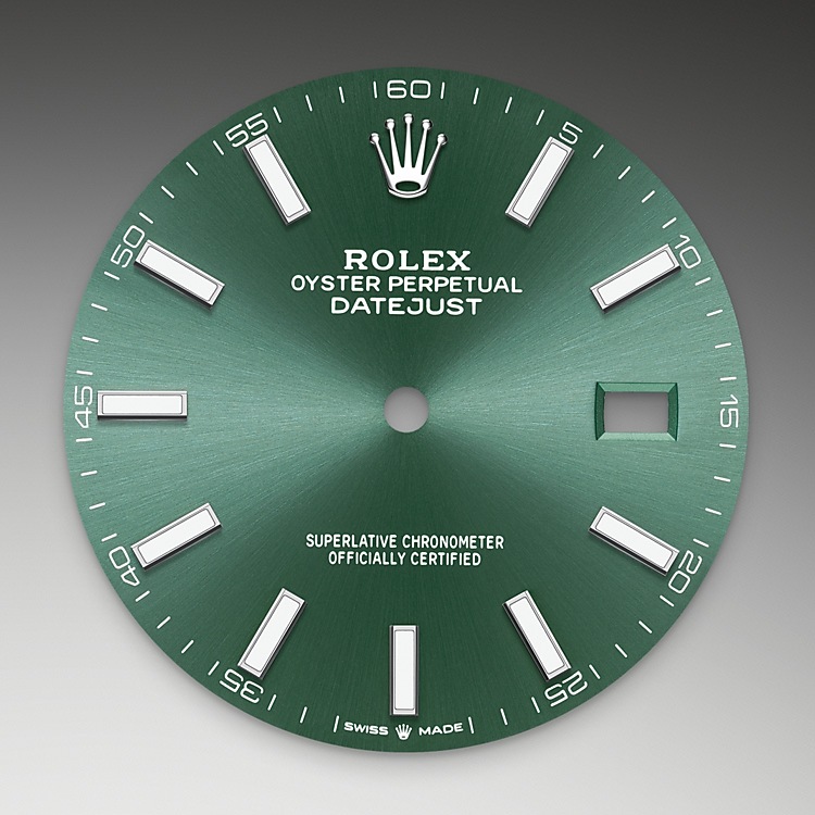 Datejust M126334-0027 - La finitura <i>soleil</i> crea delicati riflessi di luce su molti quadranti della collezione Oyster Perpetual. Per ottenerla, si fa ricorso a sapienti tecniche di spazzolatura che producono lievi scanalature che si diramano dal centro del quadrante verso l’esterno. La luce si propaga uniformemente lungo ogni incisione, dando vita a un leggero, caratteristico bagliore che si sposta a seconda della posizione del polso. Una volta che la finitura <i>soleil</i> è stata completata, il colore del quadrante viene applicato usando la deposizione fisica da vapore o la galvanoplastica. Un sottile strato di vernice conferisce al quadrante il suo aspetto finale. | L'Angolo delle Ore