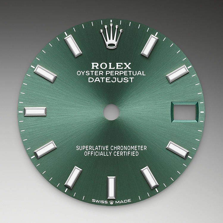 Datejust M278274-0018 - La finitura soleil crea delicati riflessi di luce su molti quadranti della collezione Oyster Perpetual. Per ottenerla, si fa ricorso a sapienti tecniche di spazzolatura che producono lievi scanalature che si diramano dal centro del quadrante verso l’esterno. La luce si propaga uniformemente lungo ogni incisione, dando vita a un leggero, caratteristico bagliore che si sposta a seconda della posizione del polso. Una volta che la finitura soleil è stata completata, il colore del quadrante viene applicato usando la deposizione fisica da vapore o la galvanoplastica. Un sottile strato di vernice conferisce al quadrante il suo aspetto finale. | L'Angolo delle Ore