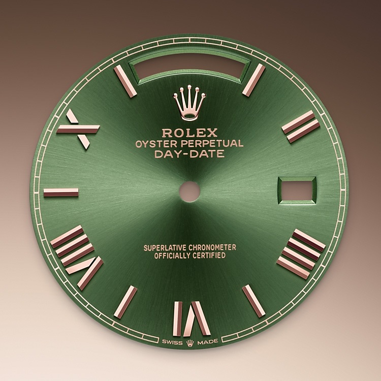 Day-Date M228235-0025 - La finitura <i>soleil</i> crea delicati riflessi di luce su molti quadranti della collezione Oyster Perpetual. Per ottenerla, si fa ricorso a sapienti tecniche di spazzolatura che producono lievi scanalature che si diramano dal centro del quadrante verso l’esterno. La luce si propaga uniformemente lungo ogni incisione, dando vita a un leggero, caratteristico bagliore che si sposta a seconda della posizione del polso. Una volta che la finitura <i>soleil</i> è stata completata, il colore del quadrante viene applicato usando la deposizione fisica da vapore o la galvanoplastica. Un sottile strato di vernice conferisce al quadrante il suo aspetto finale. | L'Angolo delle Ore