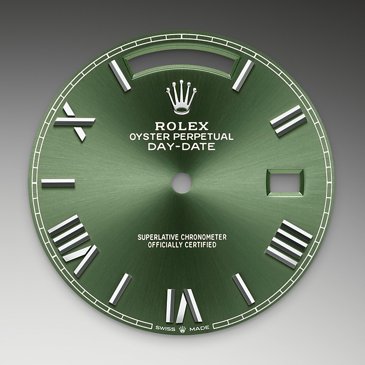 Day-Date M228239-0033 - La finitura <i>soleil</i> crea delicati riflessi di luce su molti quadranti della collezione Oyster Perpetual. Per ottenerla, si fa ricorso a sapienti tecniche di spazzolatura che producono lievi scanalature che si diramano dal centro del quadrante verso l’esterno. La luce si propaga uniformemente lungo ogni incisione, dando vita a un leggero, caratteristico bagliore che si sposta a seconda della posizione del polso. Una volta che la finitura <i>soleil</i> è stata completata, il colore del quadrante viene applicato usando la deposizione fisica da vapore o la galvanoplastica. Un sottile strato di vernice conferisce al quadrante il suo aspetto finale. | L'Angolo delle Ore