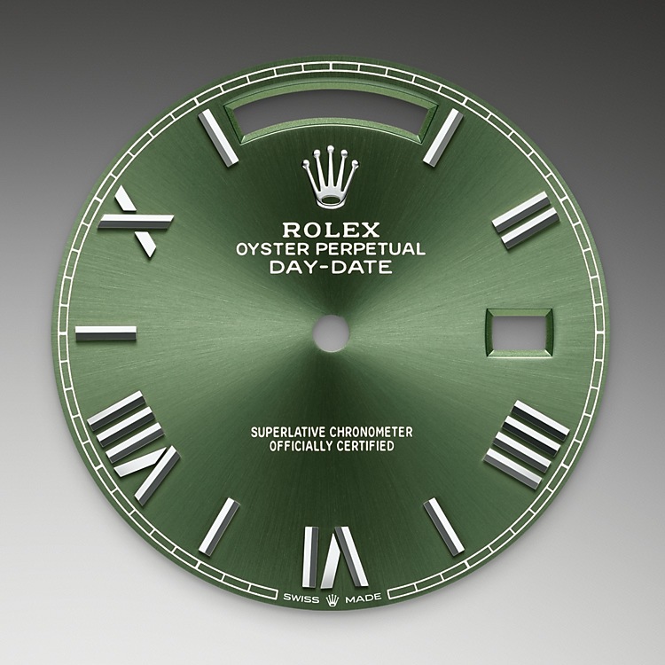  Day-Date  M228239-0033 -  La finitura soleil crea delicati riflessi di luce su molti quadranti della collezione Oyster Perpetual. Per ottenerla, si fa ricorso a sapienti tecniche di spazzolatura che producono lievi scanalature che si diramano dal centro del quadrante verso l’esterno. La luce si propaga uniformemente lungo ogni incisione, dando vita a un leggero, caratteristico bagliore che si sposta a seconda della posizione del polso. Una volta che la finitura soleil è stata completata, il colore del quadrante viene applicato usando la deposizione fisica da vapore o la galvanoplastica. Un sottile strato di vernice conferisce al quadrante il suo aspetto finale. | L'Angolo delle Ore