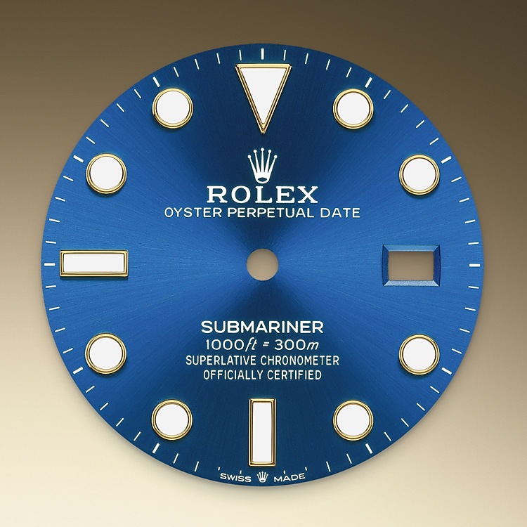  Submariner  M126613LB-0002 -  La visualizzazione luminescente Chromalight sul quadrante è un’innovazione che garantisce una visibilità maggiore in ambienti con scarsa luminosità, un aspetto essenziale per i subacquei. Le forme semplici degli indici – triangoli, tondi e rettangoli – e le ampie lancette delle ore e dei minuti assicurano una lettura istantanea e affidabile, per evitare qualsiasi rischio di confusione sott’acqua. | L'Angolo delle Ore