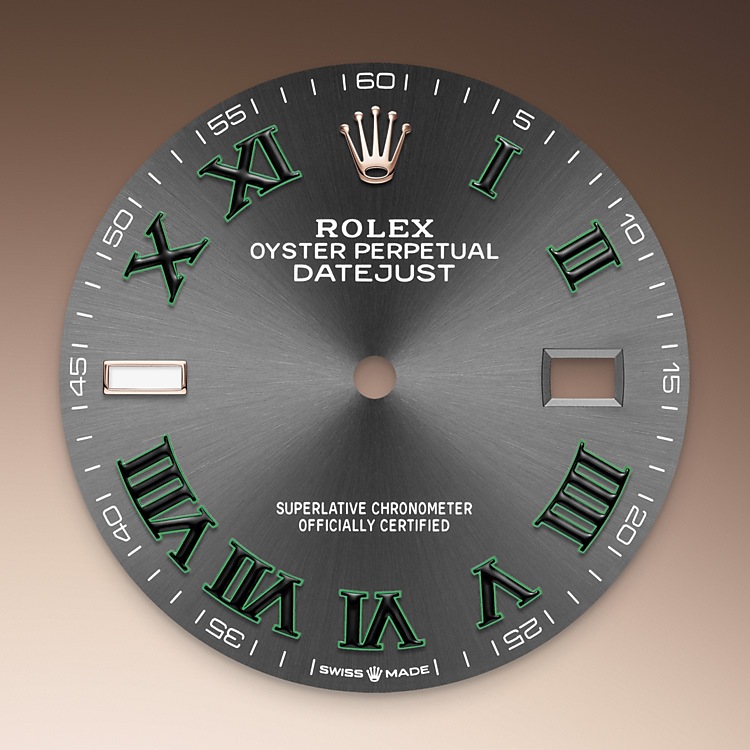 Datejust M126231-0029 - La finitura <i>soleil</i> crea delicati riflessi di luce su molti quadranti della collezione Oyster Perpetual. Per ottenerla, si fa ricorso a sapienti tecniche di spazzolatura che producono lievi scanalature che si diramano dal centro del quadrante verso l’esterno. La luce si propaga uniformemente lungo ogni incisione, dando vita a un leggero, caratteristico bagliore che si sposta a seconda della posizione del polso. Una volta che la finitura <i>soleil</i> è stata completata, il colore del quadrante viene applicato usando la deposizione fisica da vapore o la galvanoplastica. Un sottile strato di vernice conferisce al quadrante il suo aspetto finale. | L'Angolo delle Ore