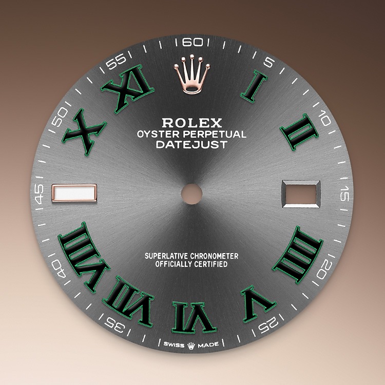 Datejust M126331-0016 - La finitura <i>soleil</i> crea delicati riflessi di luce su molti quadranti della collezione Oyster Perpetual. Per ottenerla, si fa ricorso a sapienti tecniche di spazzolatura che producono lievi scanalature che si diramano dal centro del quadrante verso l’esterno. La luce si propaga uniformemente lungo ogni incisione, dando vita a un leggero, caratteristico bagliore che si sposta a seconda della posizione del polso. Una volta che la finitura <i>soleil</i> è stata completata, il colore del quadrante viene applicato usando la deposizione fisica da vapore o la galvanoplastica. Un sottile strato di vernice conferisce al quadrante il suo aspetto finale. | L'Angolo delle Ore