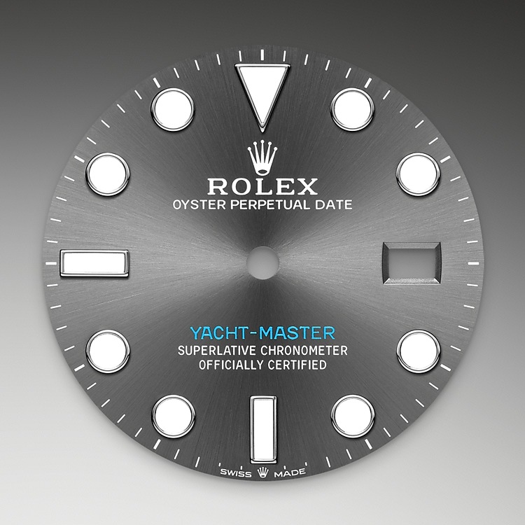  Yacht-Master  M126622-0001 -  Come tutti gli orologi Professionali di Rolex, il modello Yacht-Master 40 garantisce un’ottima leggibilità in ogni circostanza, specialmente al buio, grazie alla visualizzazione Chromalight. Le ampie lancette e gli indici di grandi dimensioni dalle forme semplici – triangoli, tondi e rettangoli – sono rivestiti di una sostanza luminescente a emissioni di lunga durata. | L'Angolo delle Ore