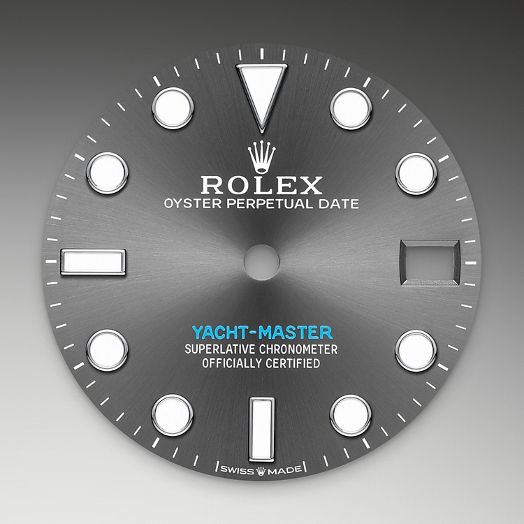 Yacht-Master M268622-0002 - Come tutti gli orologi Professionali di Rolex, il modello Yacht-Master 37 garantisce un’ottima leggibilità in ogni circostanza, specialmente al buio, grazie alla visualizzazione Chromalight. Le ampie lancette e gli indici di grandi dimensioni dalle forme semplici – triangoli, tondi e rettangoli – sono rivestiti di una sostanza luminescente a emissioni di lunga durata. | L'Angolo delle Ore