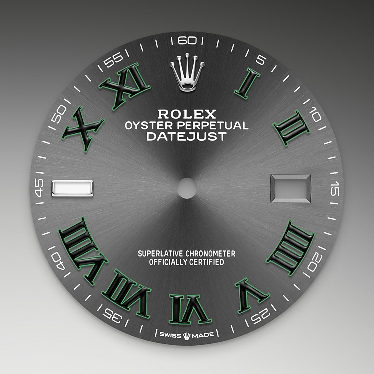 Datejust M126234-0046 - La finitura <i>soleil</i> crea delicati riflessi di luce su molti quadranti della collezione Oyster Perpetual. Per ottenerla, si fa ricorso a sapienti tecniche di spazzolatura che producono lievi scanalature che si diramano dal centro del quadrante verso l’esterno. La luce si propaga uniformemente lungo ogni incisione, dando vita a un leggero, caratteristico bagliore che si sposta a seconda della posizione del polso. Una volta che la finitura <i>soleil</i> è stata completata, il colore del quadrante viene applicato usando la deposizione fisica da vapore o la galvanoplastica. Un sottile strato di vernice conferisce al quadrante il suo aspetto finale. | L'Angolo delle Ore