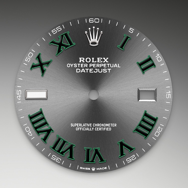 Datejust M126334-0022 - La finitura <i>soleil</i> crea delicati riflessi di luce su molti quadranti della collezione Oyster Perpetual. Per ottenerla, si fa ricorso a sapienti tecniche di spazzolatura che producono lievi scanalature che si diramano dal centro del quadrante verso l’esterno. La luce si propaga uniformemente lungo ogni incisione, dando vita a un leggero, caratteristico bagliore che si sposta a seconda della posizione del polso. Una volta che la finitura <i>soleil</i> è stata completata, il colore del quadrante viene applicato usando la deposizione fisica da vapore o la galvanoplastica. Un sottile strato di vernice conferisce al quadrante il suo aspetto finale. | L'Angolo delle Ore