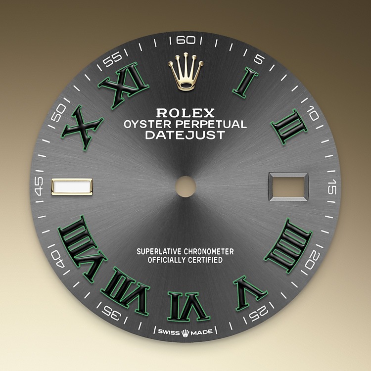 Datejust M126233-0035 - La finitura <i>soleil</i> crea delicati riflessi di luce su molti quadranti della collezione Oyster Perpetual. Per ottenerla, si fa ricorso a sapienti tecniche di spazzolatura che producono lievi scanalature che si diramano dal centro del quadrante verso l’esterno. La luce si propaga uniformemente lungo ogni incisione, dando vita a un leggero, caratteristico bagliore che si sposta a seconda della posizione del polso. Una volta che la finitura <i>soleil</i> è stata completata, il colore del quadrante viene applicato usando la deposizione fisica da vapore o la galvanoplastica. Un sottile strato di vernice conferisce al quadrante il suo aspetto finale. | L'Angolo delle Ore