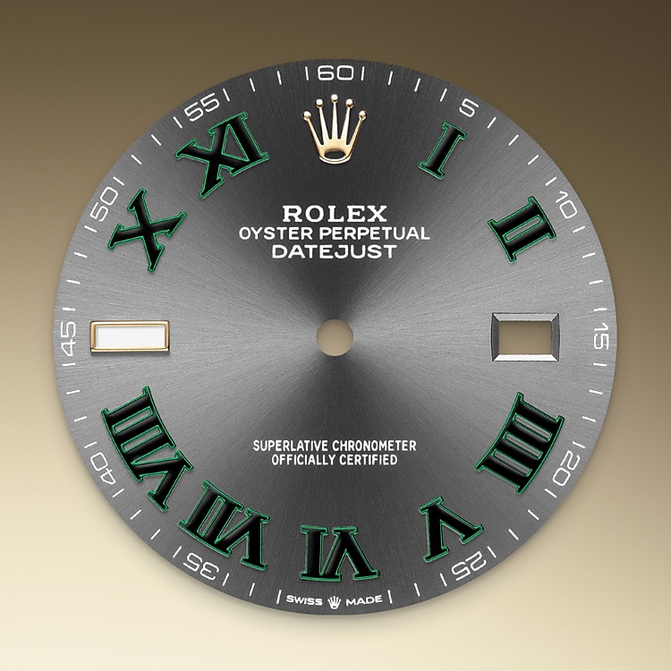 Datejust M126333-0019 - La finitura <i>soleil</i> crea delicati riflessi di luce su molti quadranti della collezione Oyster Perpetual. Per ottenerla, si fa ricorso a sapienti tecniche di spazzolatura che producono lievi scanalature che si diramano dal centro del quadrante verso l’esterno. La luce si propaga uniformemente lungo ogni incisione, dando vita a un leggero, caratteristico bagliore che si sposta a seconda della posizione del polso. Una volta che la finitura <i>soleil</i> è stata completata, il colore del quadrante viene applicato usando la deposizione fisica da vapore o la galvanoplastica. Un sottile strato di vernice conferisce al quadrante il suo aspetto finale. | L'Angolo delle Ore