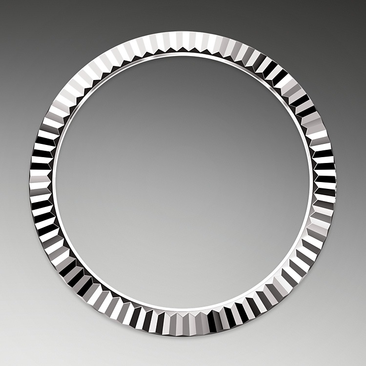Sky-Dweller M336934-0001 - La lunetta zigrinata è un tratto distintivo degli orologi Rolex. La lunetta zigrinata dell’Oyster aveva in origine una funzione: serviva ad avvitarla alla cassa, contribuendo così a garantire l’impermeabilità dell’orologio. La zigrinatura era, di conseguenza, l’esatta riproduzione di quella del fondello che, per le stesse ragioni, veniva avvitato alla cassa con degli appositi strumenti Rolex. Col tempo la zigrinatura si è trasformata in un elemento estetico, un segno distintivo di Rolex disponibile soltanto nelle preziose versioni in oro. Lo Sky‑Dweller dispone di un meccanismo di interazione tra la lunetta girevole, la corona di carica e il movimento: il sistema Ring Command, che permette a chi indossa l’orologio di selezionare di volta in volta le funzioni e di regolarle in modo semplice, rapido e sicuro. | L'Angolo delle Ore