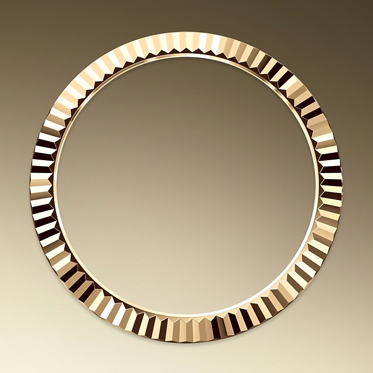 Sky-Dweller M336933-0001 - La lunetta zigrinata è un tratto distintivo degli orologi Rolex. La lunetta zigrinata dell’Oyster aveva in origine una funzione: serviva ad avvitarla alla cassa, contribuendo così a garantire l’impermeabilità dell’orologio. La zigrinatura era, di conseguenza, l’esatta riproduzione di quella del fondello che, per le stesse ragioni, veniva avvitato alla cassa con degli appositi strumenti Rolex. Col tempo la zigrinatura si è trasformata in un elemento estetico, un segno distintivo di Rolex disponibile soltanto nelle preziose versioni in oro. Lo Sky‑Dweller dispone di un meccanismo di interazione tra la lunetta girevole, la corona di carica e il movimento: il sistema Ring Command, che permette a chi indossa l’orologio di selezionare di volta in volta le funzioni e di regolarle in modo semplice, rapido e sicuro. | L'Angolo delle Ore
