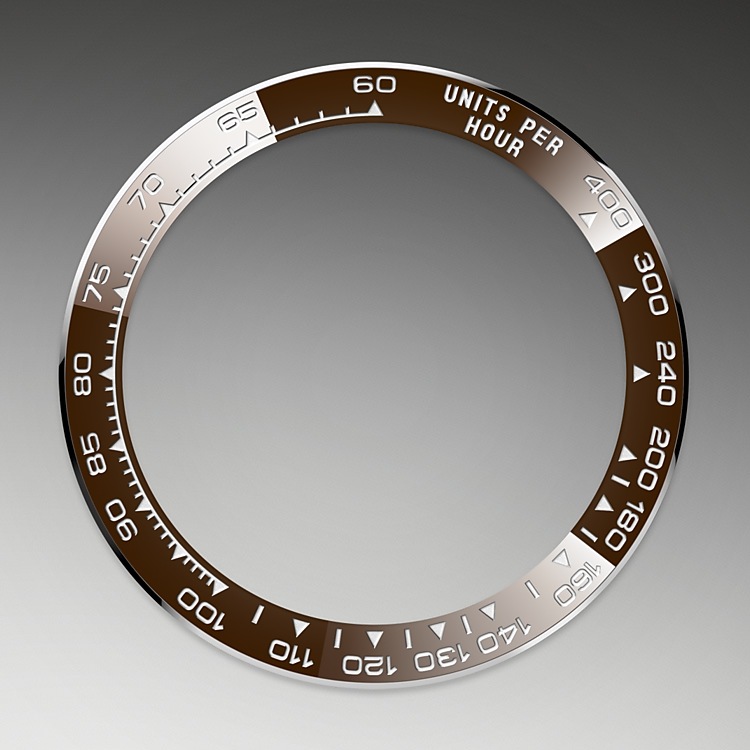 Cosmograph Daytona M126506-0001 - Grazie alla lunetta su cui è scavata la scala tachimetrica, un elemento chiave della sua identità, questo modello è lo strumento perfetto per misurare la velocità media fino a 400 miglia o chilometri orari. La lunetta Cerachrom monoblocco in ceramica hi‑tech presenta numerosi vantaggi: la sua durezza la rende praticamente antiscalfitture, il suo colore rimane inalterato anche dopo l’esposizione ai raggi ultravioletti ed è resistente alla corrosione. A questa resistenza nel tempo si aggiunge la straordinaria leggibilità della scala tachimetrica, i cui numeri e graduazione sono ottenuti grazie al deposito, nella zona scavata, di un sottile strato di platino mediante una tecnica di deposizione fisica da vapore. La lunetta Cerachrom monoblocco garantisce da sola che il vetro sia impermeabile e ben mantenuto sulla carrure . | L'Angolo delle Ore