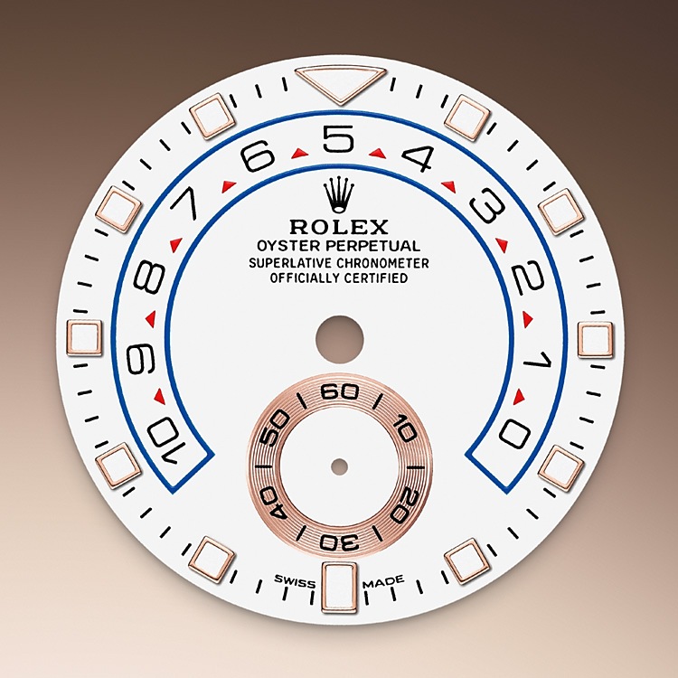 Yacht-Master M116681-0002 - Lo Yacht‑Master II è ora dotato di un nuovo quadrante e delle nuove lancette caratteristiche degli orologi Professionali di Rolex, che migliorano la leggibilità e conferiscono una maggiore dinamica all’estetica di questo modello. Il nuovo quadrante prevede un indice a forma di triangolo a ore 12 e un rettangolo a ore 6 per facilitare l’orientamento della lettura. La lancetta delle ore si distingue chiaramente da quella dei minuti grazie a un dischetto luminescente. Il conto alla rovescia dello Yacht‑Master II è programmabile da 1 a 10 minuti. La programmazione è memorizzata meccanicamente e ciò consente, in fase di reinizializzazione del conto alla rovescia, di tornare alla durata programmata inizialmente. Una volta innescato, il conto alla rovescia può essere sincronizzato “al volo” per corrispondere precisamente al conteggio ufficiale. | L'Angolo delle Ore