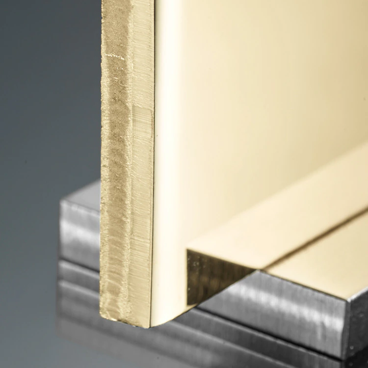  Datejust  M126203-0043 -  L’oro è ambito per la sua lucentezza e il suo prestigio; l’acciaio è rinomato per la sua affidabilità e la sua resistenza. Uniti, questi due materiali si combinano armoniosamente esprimendo al meglio le rispettive proprietà. Il Rolesor, presente sui modelli Rolex sin dai primi anni ’30 e nome depositato nel 1933, è un’autentica firma del Marchio e uno dei pilastri portanti della collezione Oyster. | L'Angolo delle Ore